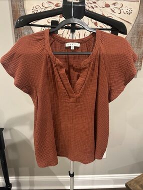 HYFVE Textured Split V-Neck Flutter Sleeve Shirt / Size Large